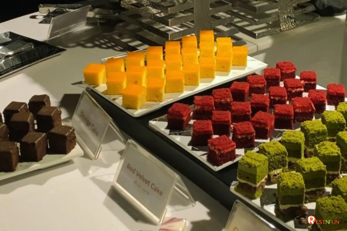 There are many dessert options on the Dinner Cruise in Bangkok